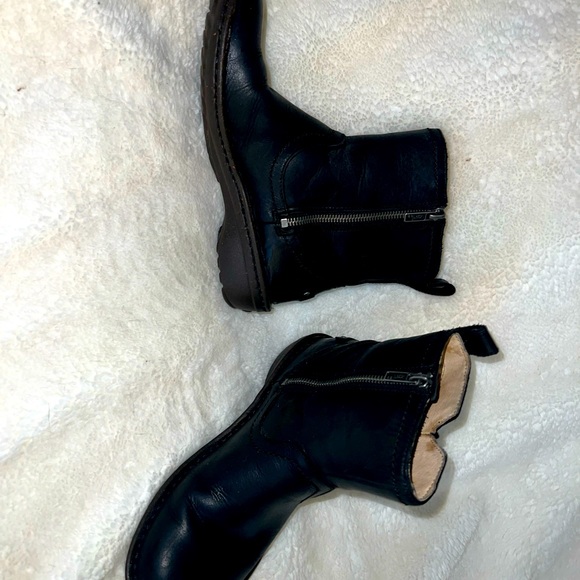 UGG boots. great boots, all leather, fur inside , worn maybe a total of 4 times. - Picture 2 of 6